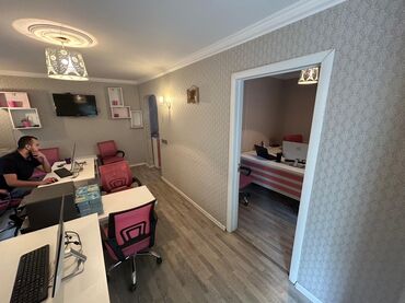 Ofislər: Yasamal rayonunda yol kənarında əla vəziyyətdə tam əşyalı və — 8