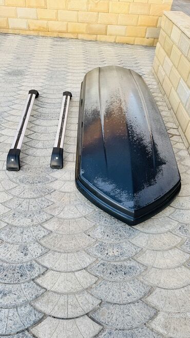 Su nəqliyyatı: Avtomobil üçün dam baqajı (roof box) və universal rels/çarpaz relslər