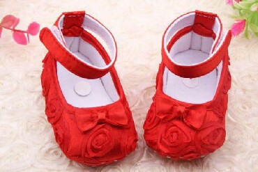 qırmızı uşaq ayaqqabıları: 9 -12 ayliq ucun tezedi qiymeti 14 azn
