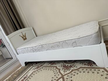 белая кровать из дерева: Кровать, Б/у