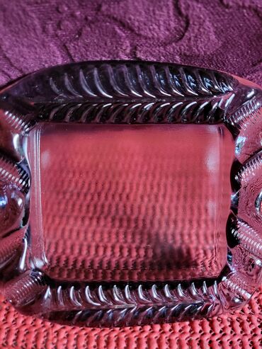 Ostali kućni dekor: Pepeljara vintaz nova,puno staklo. Visina. 2cm — 3