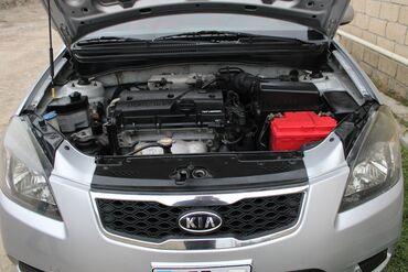 Kia: Kia Rio hatchback – gümüşü rəngdə, 5 qapılı şəhər avtomobili. Xarici — 13