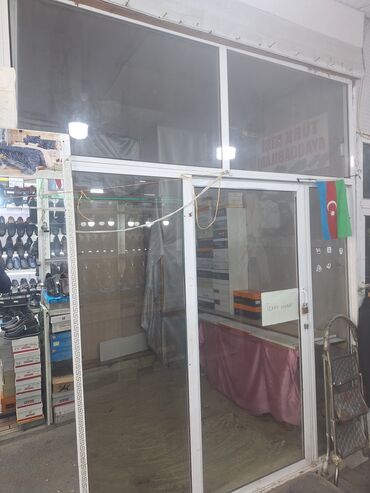 аренда торгового места в магазине: Qapi satili surgulu - Şüşəli vitrinli ön fasad, sürgülü giriş qapısı