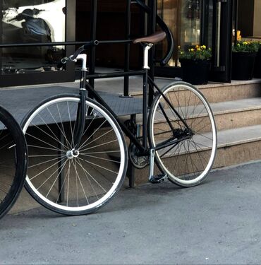 шосейник велосипед: Черный велосипед типа фикс (fixed-gear) с рамой из легкого металла