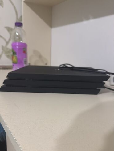 konsol satış: Qara rəngli PlayStation 4 Pro oyun konsolu. Evdə və ya ofisdə əyləncə