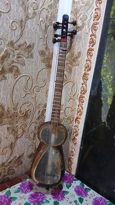 gitara: Azərbaycan xalq musiqi alətləri və elektrik gitara dəsti Tərkib: - — 6