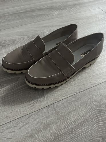 кожанная обувь: Лоферы BASCONI, кожаные, размер 38-39
В отличном состоянии