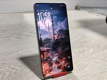 Samsung Galaxy S26 Ultra, boja belog/frost završetka. uz telefon -