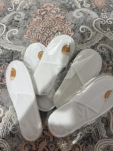 ev paltari: Ağ rəngli otel tipli otaq çəkmələri (slipper) - Material: yumşaq parça — 1