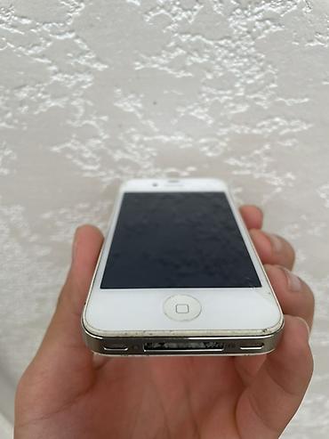 Мобильные телефоны: IPhone 4, белый, 3.5" Retina, корпус из стекла и стали. На экране — 3