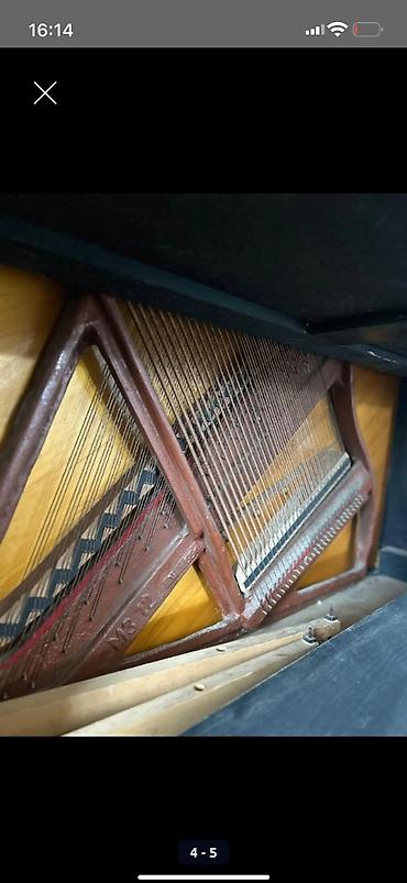 Музыкальные инструменты: Upright piano – “Ukraina” markası (klaviatura üzərində loqo görünür) — 2
