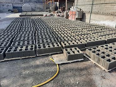 Шлакоблок: Бетонные блоки для строительства, представленные в большом количестве — 1