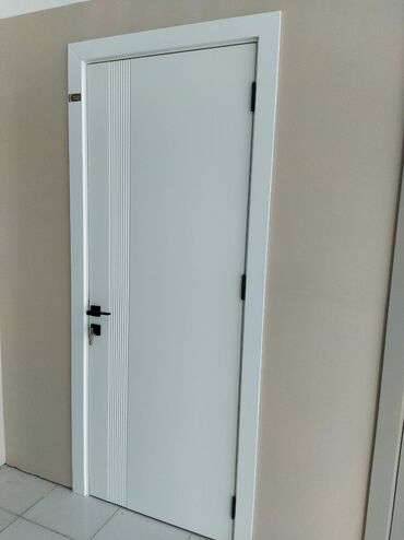 Boşqablar: Ağ rəngli qapı, müasir dizaynı ilə fərqlənir. Qapının üzərində