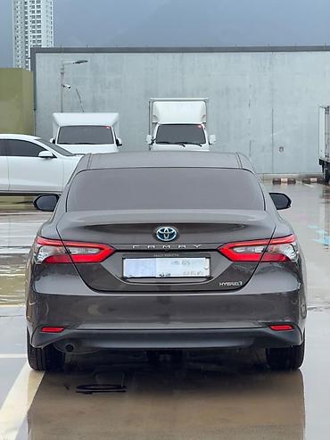 Транспорт: Toyota Camry: 2021 г., Гибрид, Седан — 2