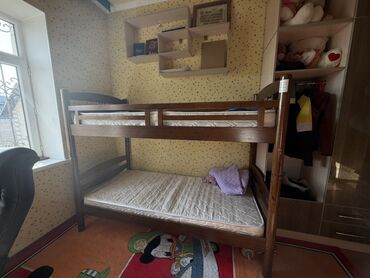двухъярусная кровать с матрасом: Двухъярусная деревянная кровать с матрасами - Материал: массив