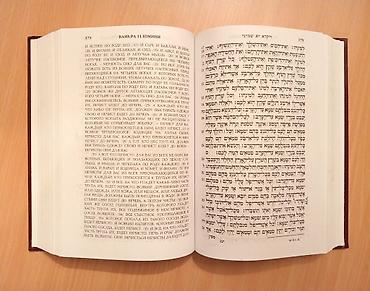 Dini kitablar: Dini yəhudi kitabları. Təzədirlər. Tora. Tegilim. Taniya. Biri — 8