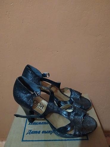 Продавцы-консультанты: Эти все женские обуви восемь пар за 5000 сом все в хорошем состоянии — 7