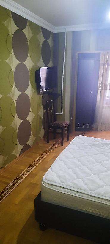 Uzunmüddətli kirayə mənzillər: Mənzildə 2 otaq planı: geniş dəhlizdən qonaq otağına və ayrıca mətbəxə — 7