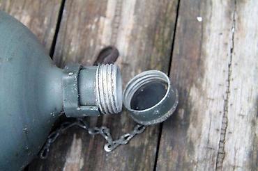 Staro posuđe i escajg: Dve Očuvane stare, vojne čuture, aluminijumske. Dve stare — 6