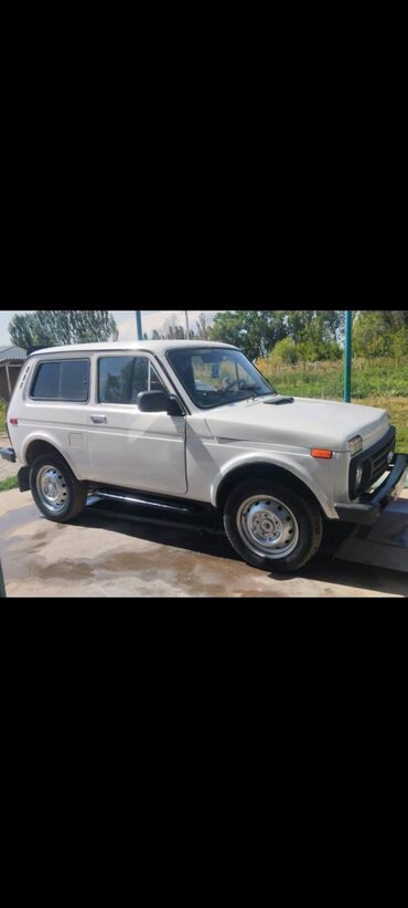 корейские автомашины: Белый трехдверный внедорожник LADA Niva 4x4, известный своей