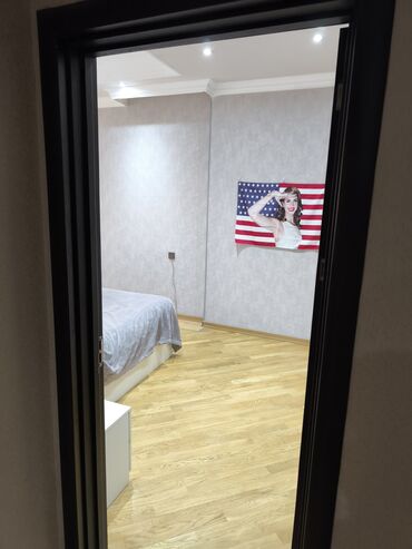 Uzunmüddətli kirayə mənzillər: Geniş və işıqlı mənzil Satilir - Planlama: geniş dəhliz, böyük yataq — 2