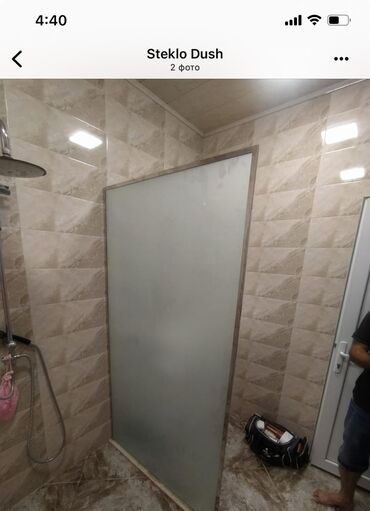 Unitazlar: Şüşə duş kabinəsi. Hamam otağı üçün nəzərdə tutulmuşdur. Otaqda suyun