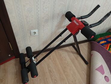 биговая дорошка: Тренажер для пресса марки Maketec. Конструкция выполнена из черного