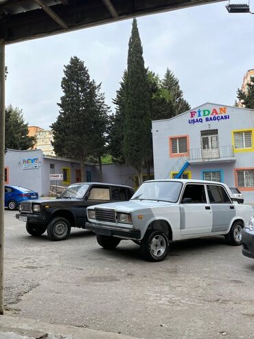 VAZ (LADA): VAZ 2107 markalı, klassik dizaynlı sedan avtomobili. Şəhər yollarında