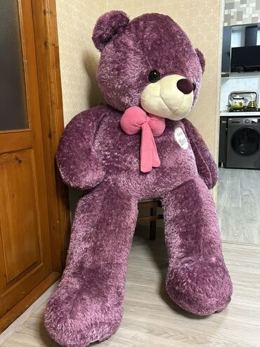 Bənövşəyi rəngdə nəhəng doldurulmuş ayı, yumşaq və tüklü materialdan