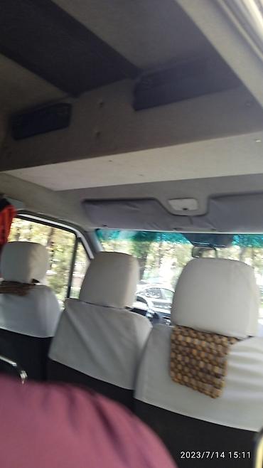 кемперы: Пассажирский микроавтобус белого цвета (тип Mercedes Sprinter — 4