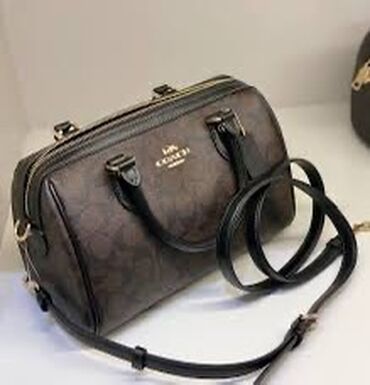 цепь золотая: Элегантная сумка Coach бочкообразной формы, выполненная в коричневом