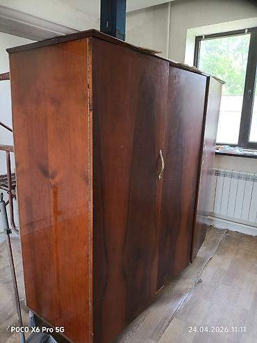часы комнатные: Трёхдверный шкаф в стиле mid-century modern натуральный шпон тёмного — 3
