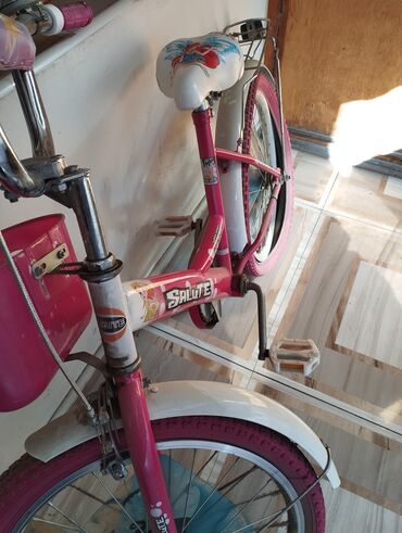 velosiped təmiri: 10 12 yaş uşağa uyğundur.Arxa təkəri boşalib.Təmir olunmalidi