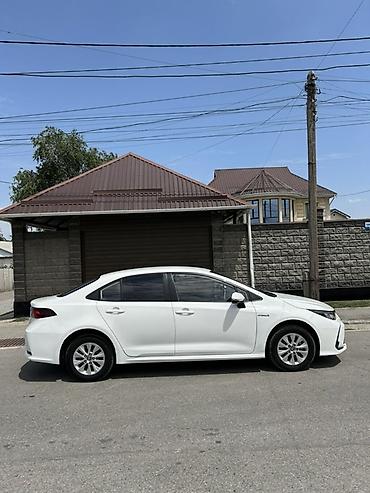 машина гибрид марки: Toyota Corolla: 2021 г., 1.8 л, Вариатор, Гибрид, Седан — 2