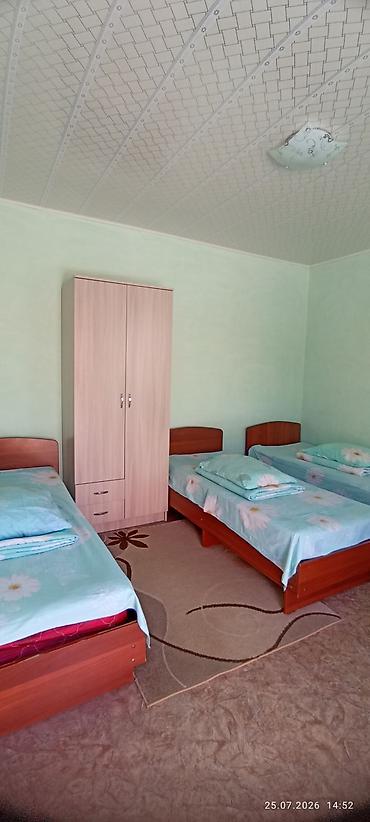 Номера от двух до 4х персон. В каждом номере есть душ, туалет — 1
