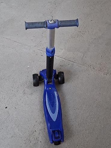 scooter ucuz: Uşaq skuterı – 3 təkərli, mavi rəng Xüsusiyyətlər: - 3 təkərli — 4