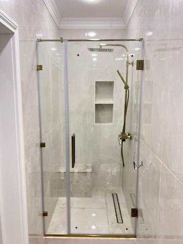 Душевые перегородки и ограждения: Стеклянные прямые душевые перегородки из закаленного стекла. Тип — 8