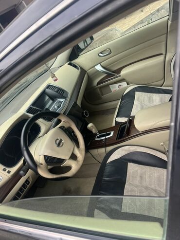 Su nəqliyyatı: Dörd qapılı sedan tipli "Nissan Teana" avtomobili. Avtomobil qara