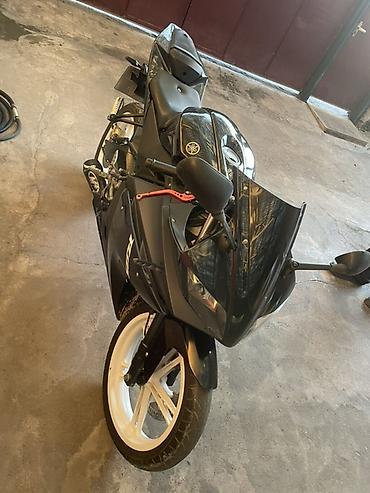 Спортивный мотоцикл Yamaha YZF‑R125 (R125), черный. Настоящий
