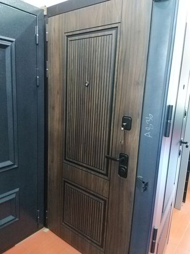 qapı üzlüyü: Taxta üzlüklü, müasir dizaynlı qapı. Ev və ya ofis üçün təhlükəsiz və