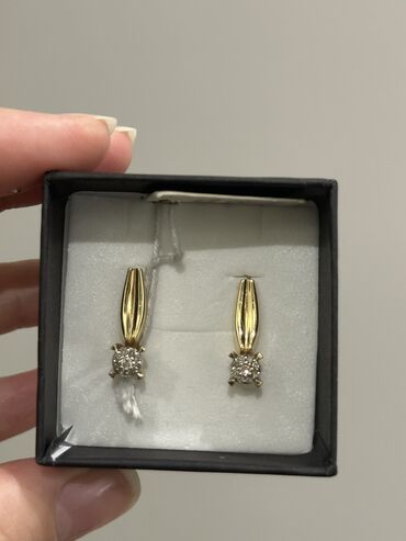 Серьги: Продаются классические серьги с бриллиантами из желтого золота, модель