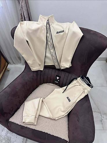 Gornji i donji deo: GUESS
dostupne u vise boja
Vel. S, m, l, xl
Cena 4400 din — 15