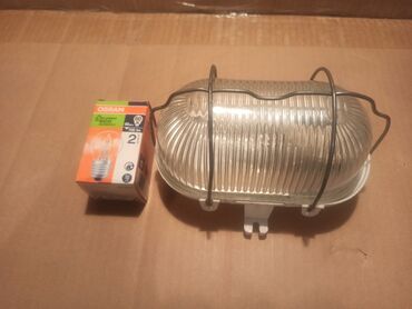 Rasveta: Tri zidne-plafonske lampe (tzv. brodske armature). Sve tri su — 5