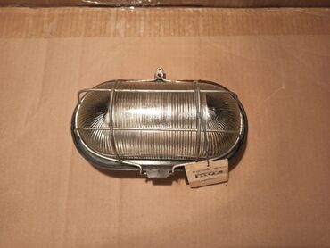 Rasveta: Tri zidne-plafonske lampe (tzv. brodske armature). Sve tri su — 11