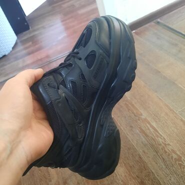 черная обувь: Кроссовки и спортивная обувь