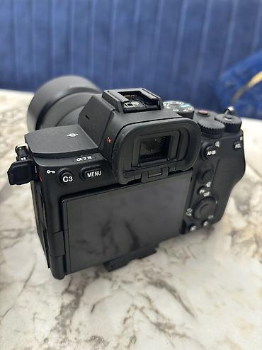 a74 256gb: Sony A7-4
Body və üstündə 50mm lens. 
Çanta və adaptr. Az işlənib — 3