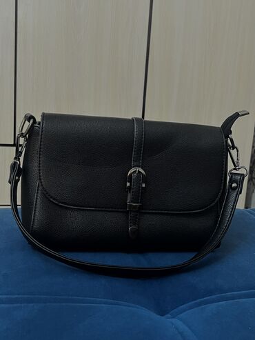 Сумки: Черная сумка, удобная, вмещается 2-3 тетради. Есть так же длинный