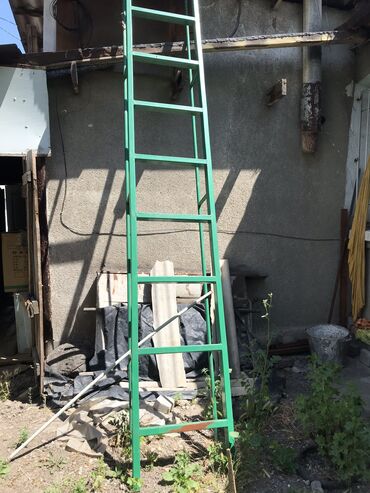 продам инструменты: Продаю лестницу .лестница новая железная .4,5 метра . цена