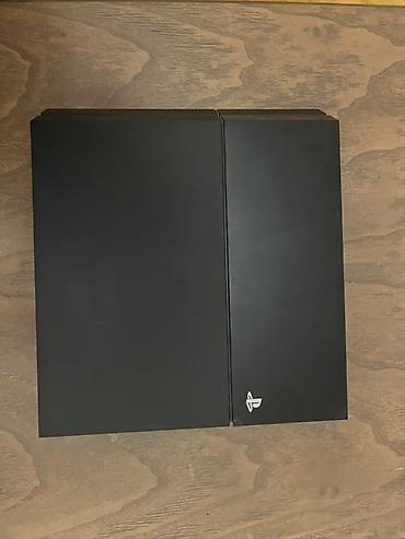 naqilsiz internet: Sony PlayStation 4 (PS4) oyun konsolu 2 pultun yığmağı üçün aparatda — 4