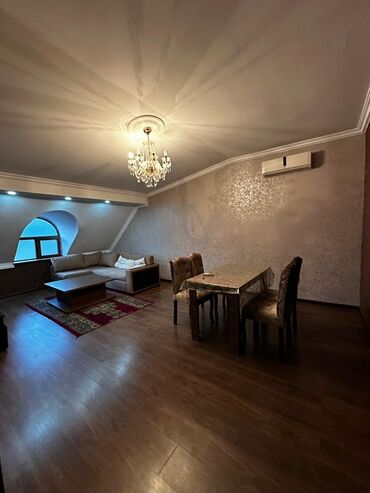 Uzunmüddətli kirayə mənzillər: Kirayə üçün tam mebellı 2 otaqlı mansard tipli mənzil. - Geniş qonaq — 1